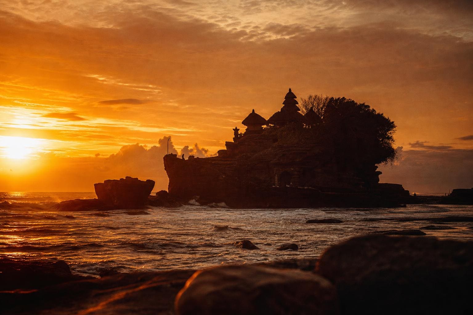 Circuitos organizados por Indonesia: templo de Tanah Lot al atardecer