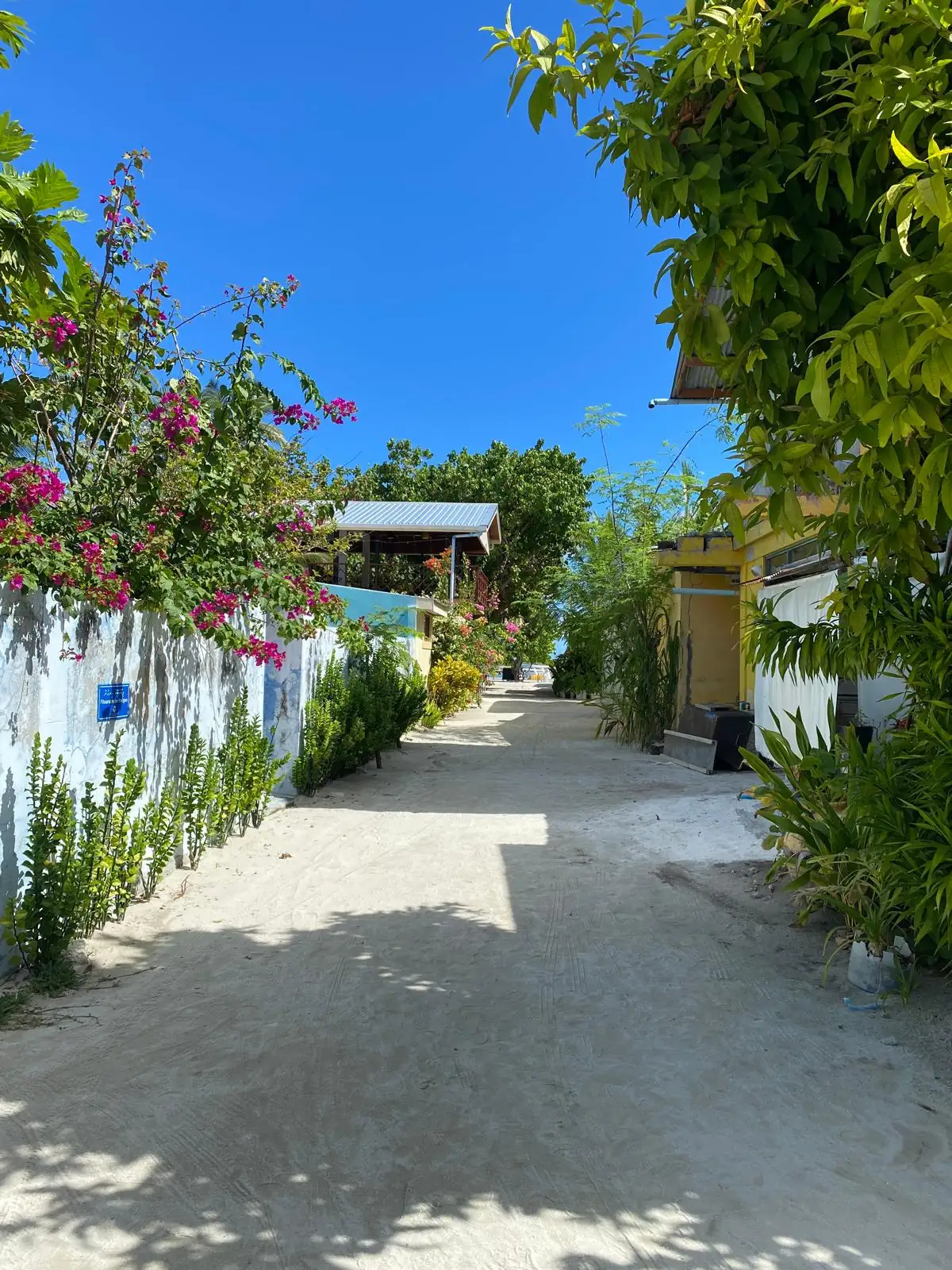 Calle típica de isla local Keyodhoo en Maldivas