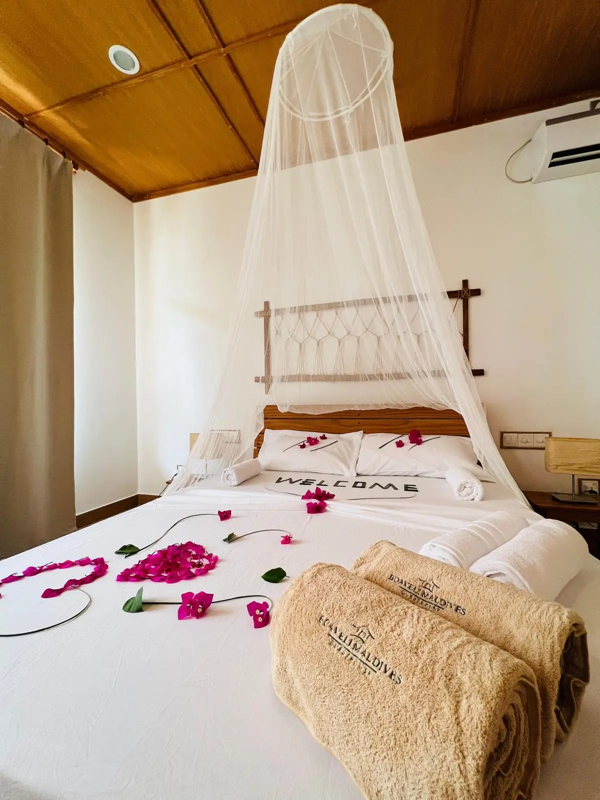Habitación Guesthouse Boaveli Maldives con decoración de bienvenida
